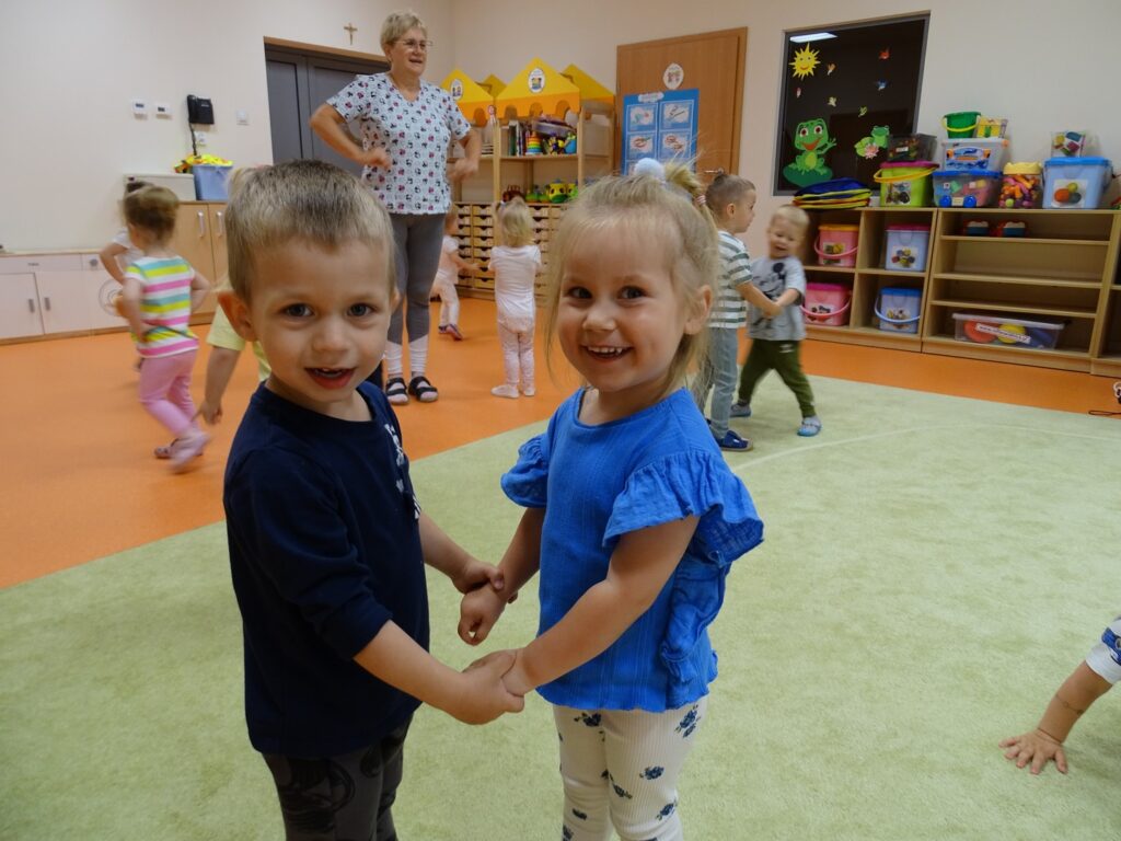 Dzieci tańczą w parach