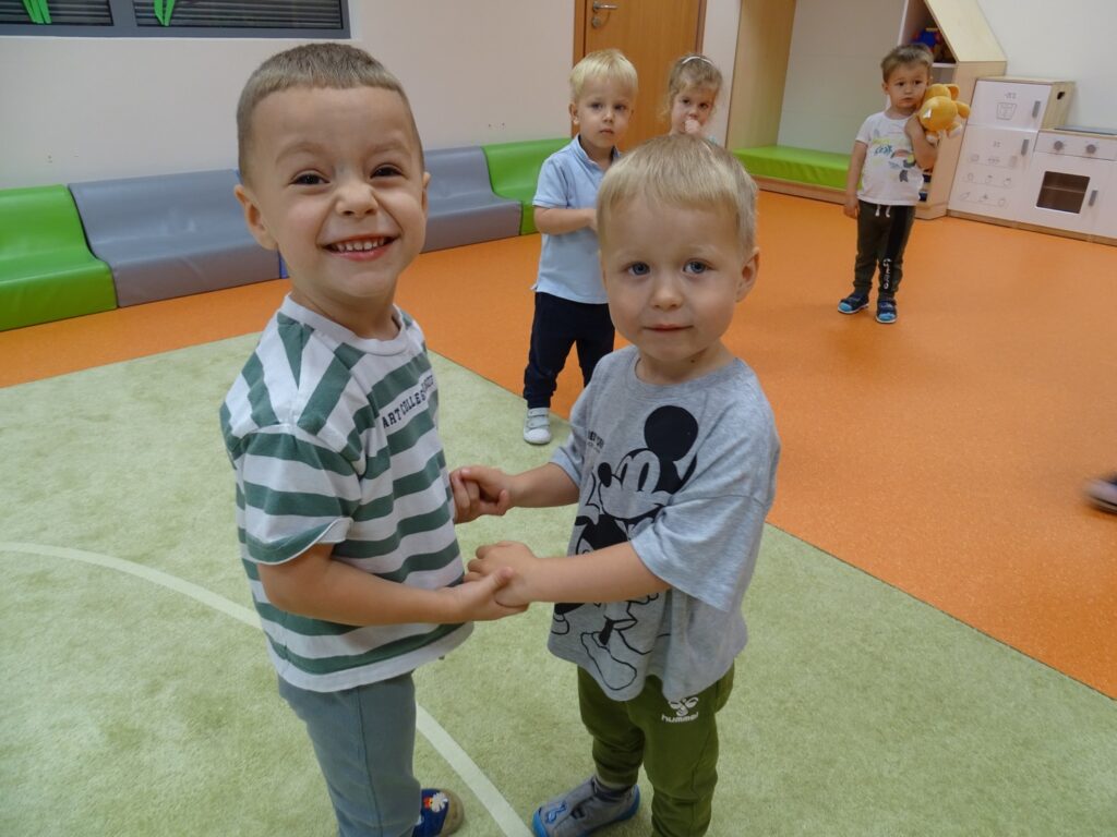 Dwóch chłopców tańczy