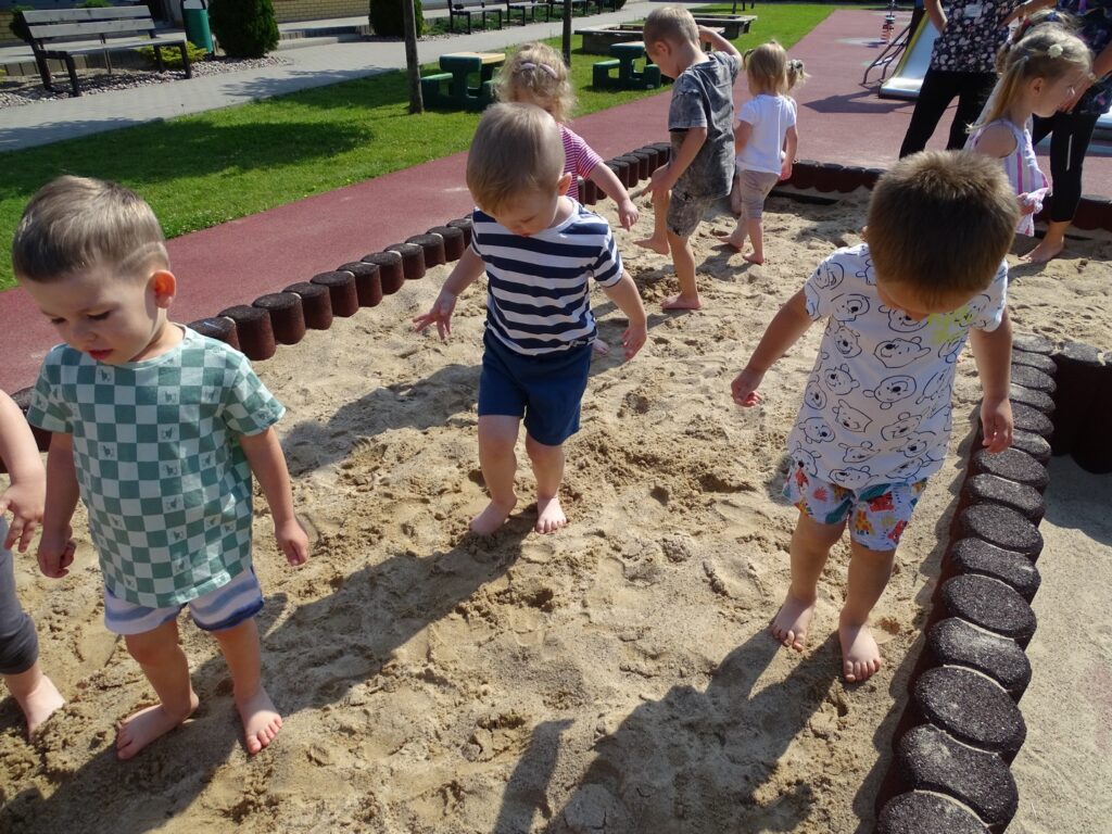 Chłopcy stoją na piasku