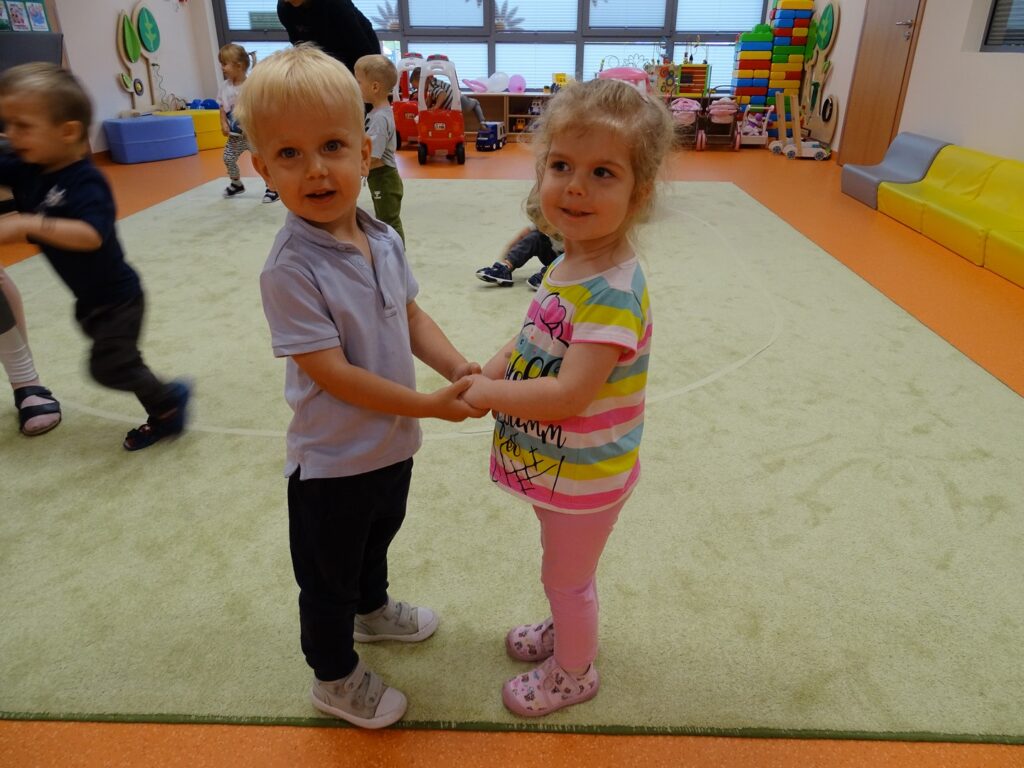 Dziewczynka tańczy z chłopcem