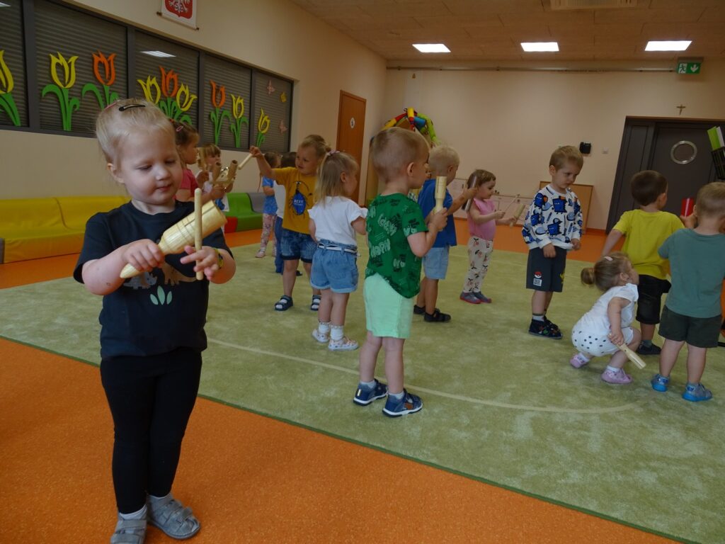 Dziewczynka trzyma instrument