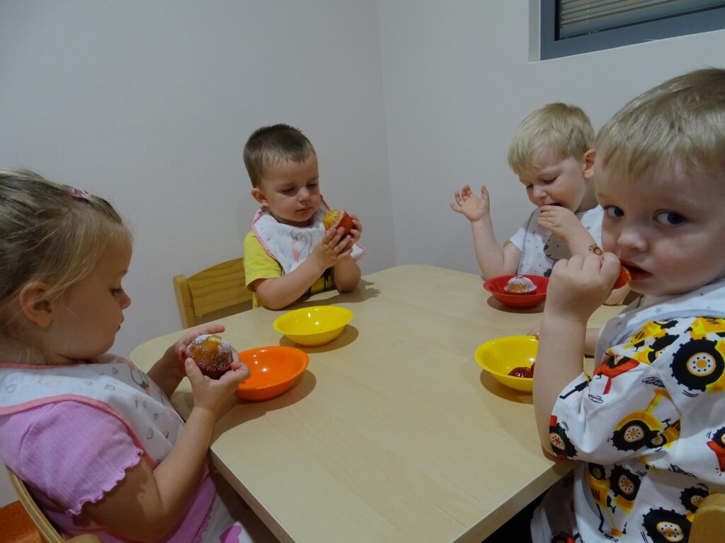 Dzieci jedzą babeczki