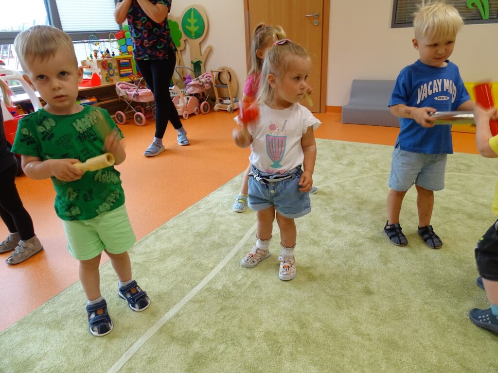 Granie na instrumentach w rytm muzyki