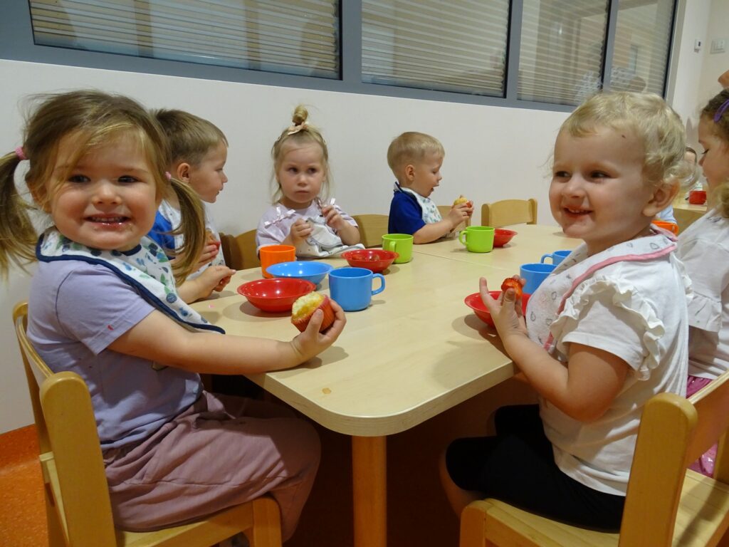 Dziewczynki jedzą babeczki