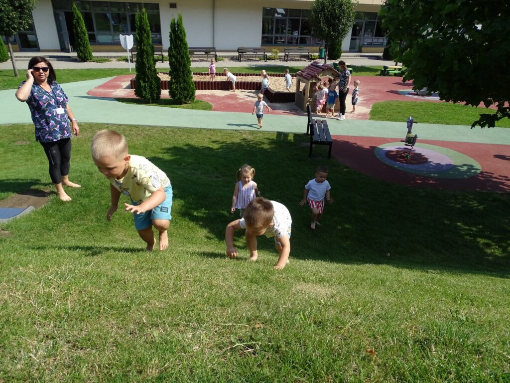 Dzieci wchodzą na górkę