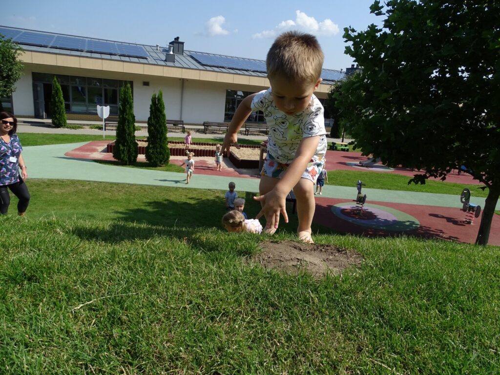 Chłopiec wszedł na górkę