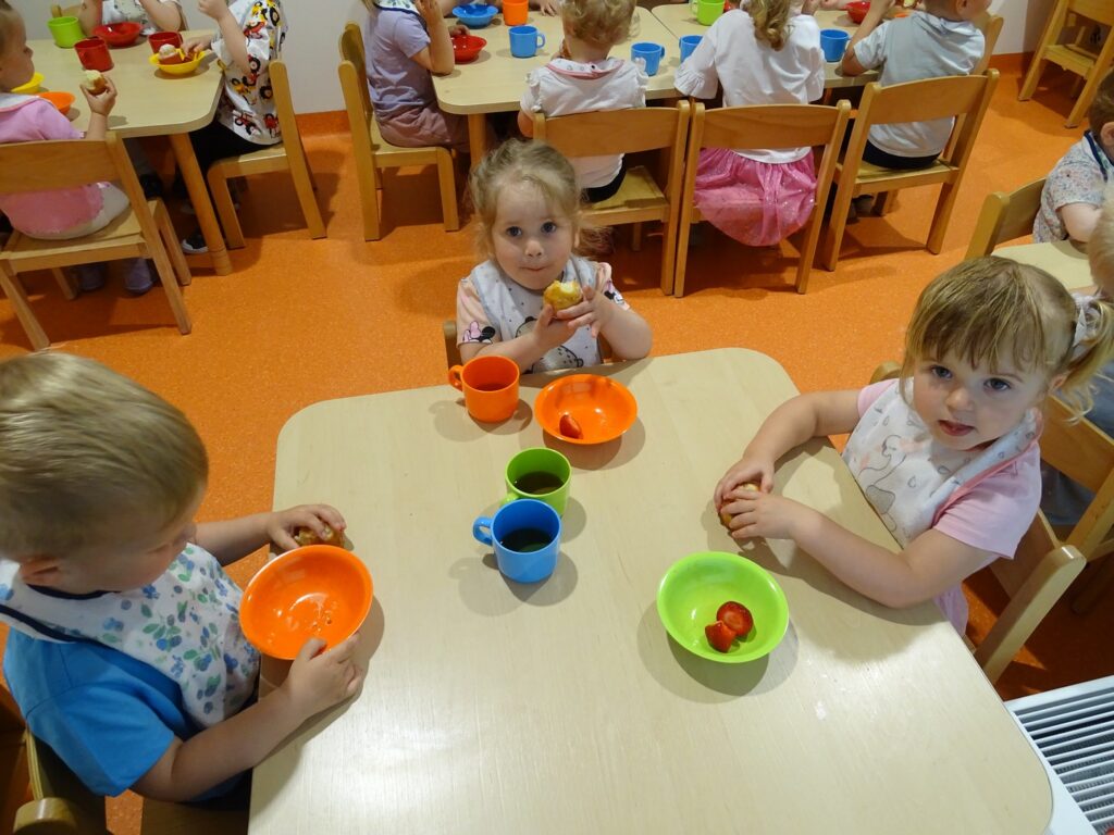 Dziewczynka je babeczkę