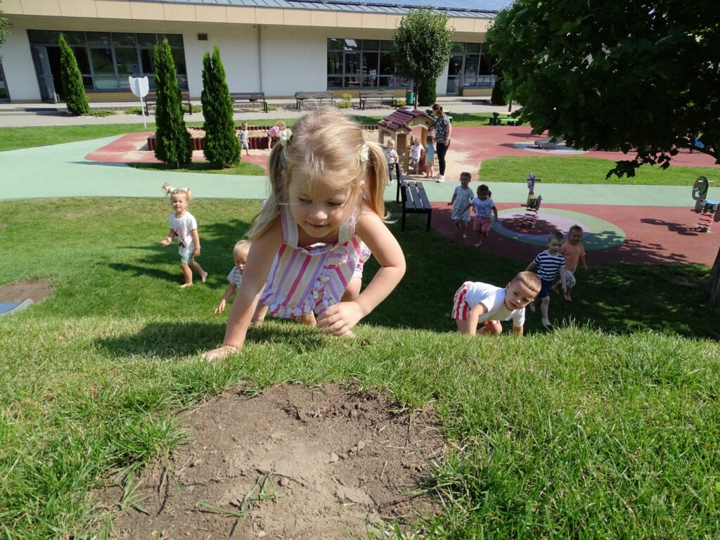 Dziewczynka wchodzi na górkę