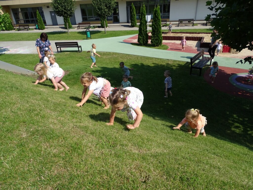 Dzieci wspinają się na górkę