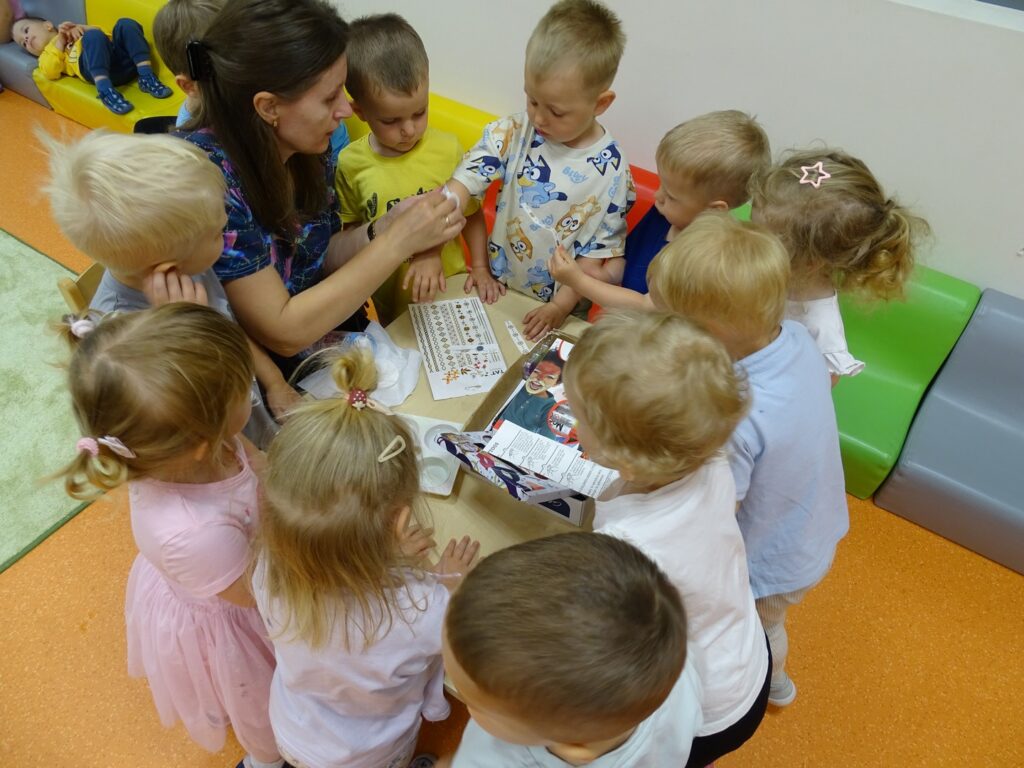 Opiekun robi tatuaże