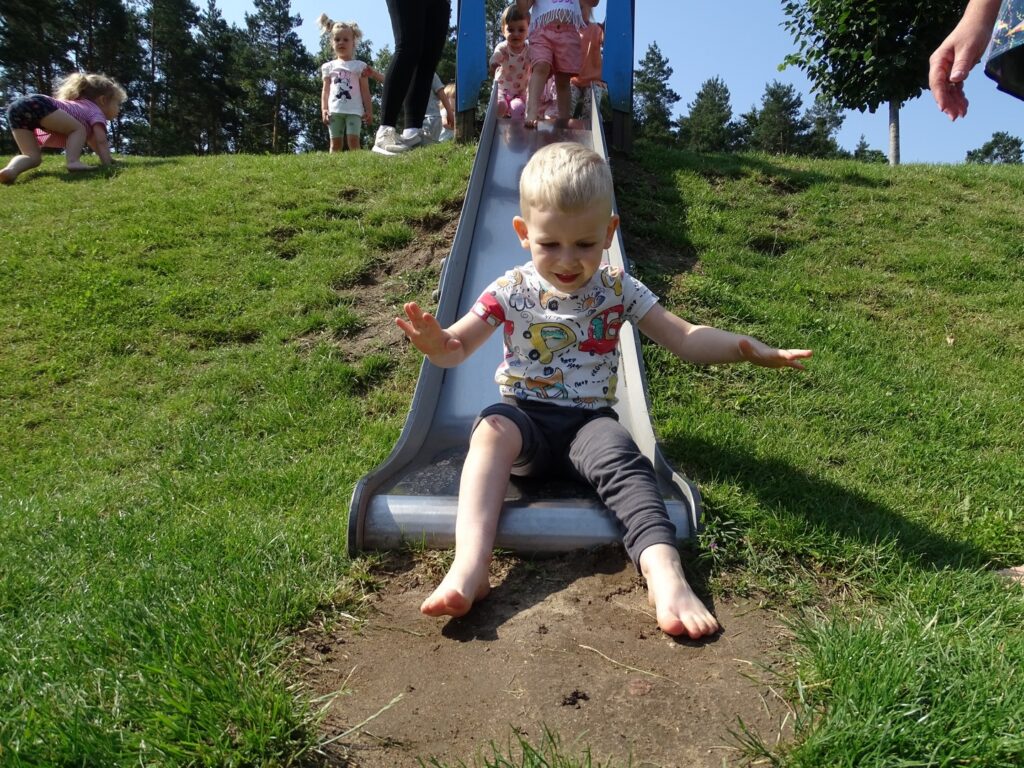 Chłopiec na zjeżdżalni