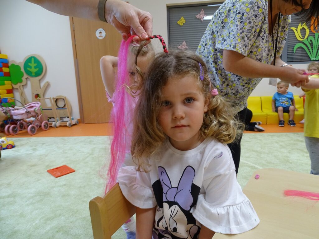 Dziewczynka z różowym warkoczykiem