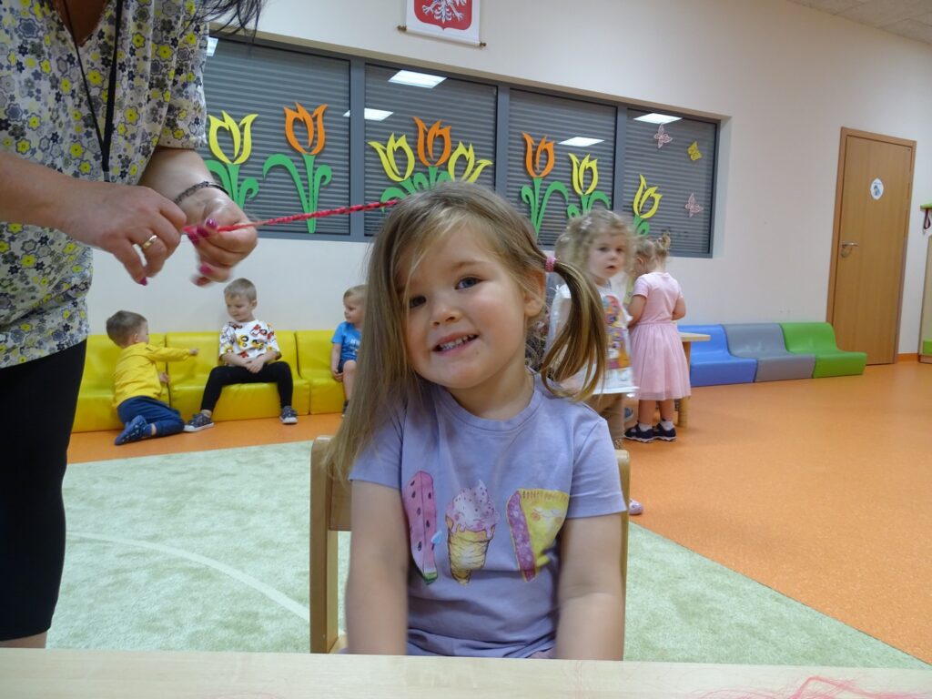 Opiekun zaplata dziewczynce warkocza