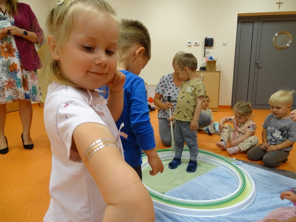 Dziewczynka pokazuje tatuaż