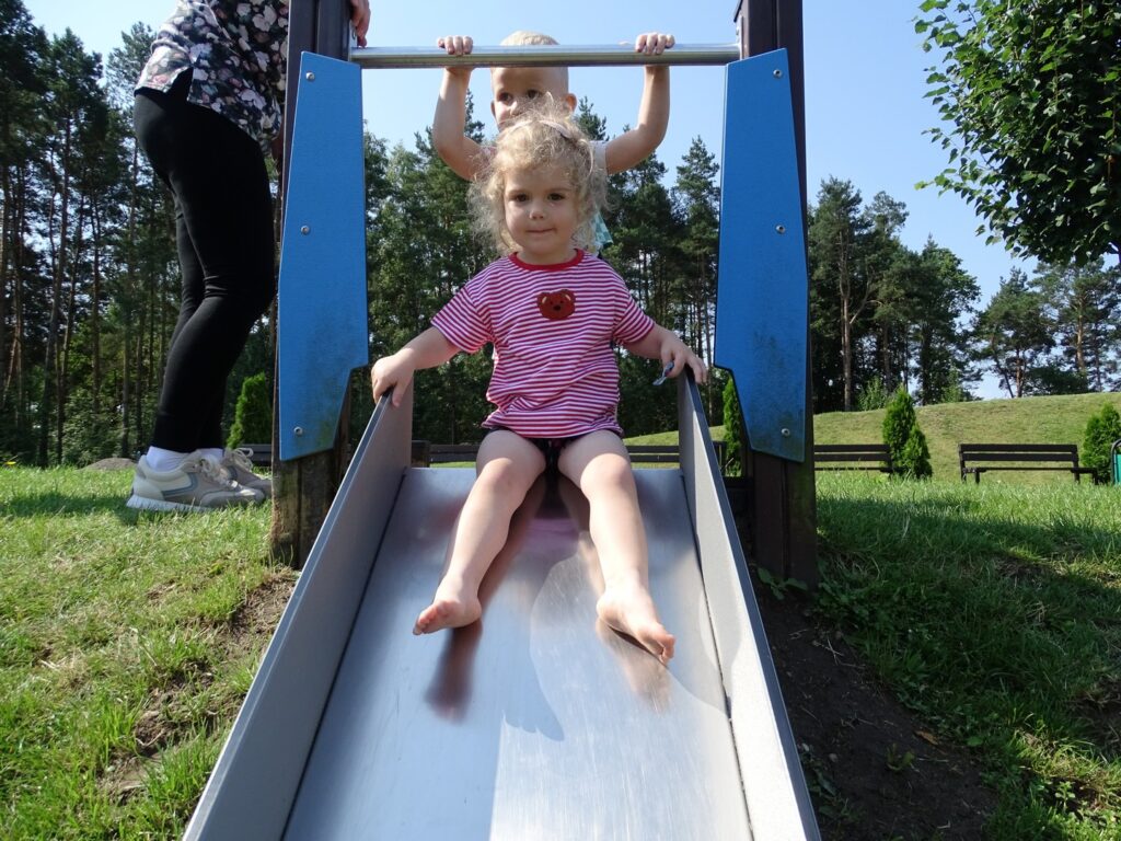 Dwójka dzieci na zjeżdżalni