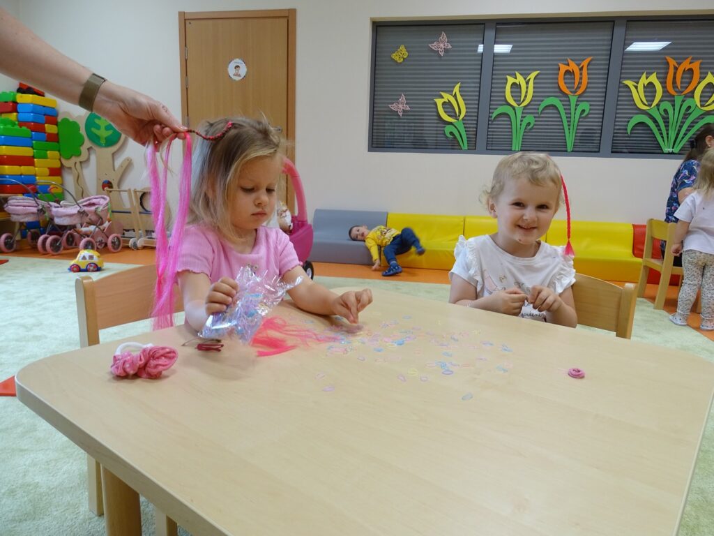 Dziewczynki przy stoliku