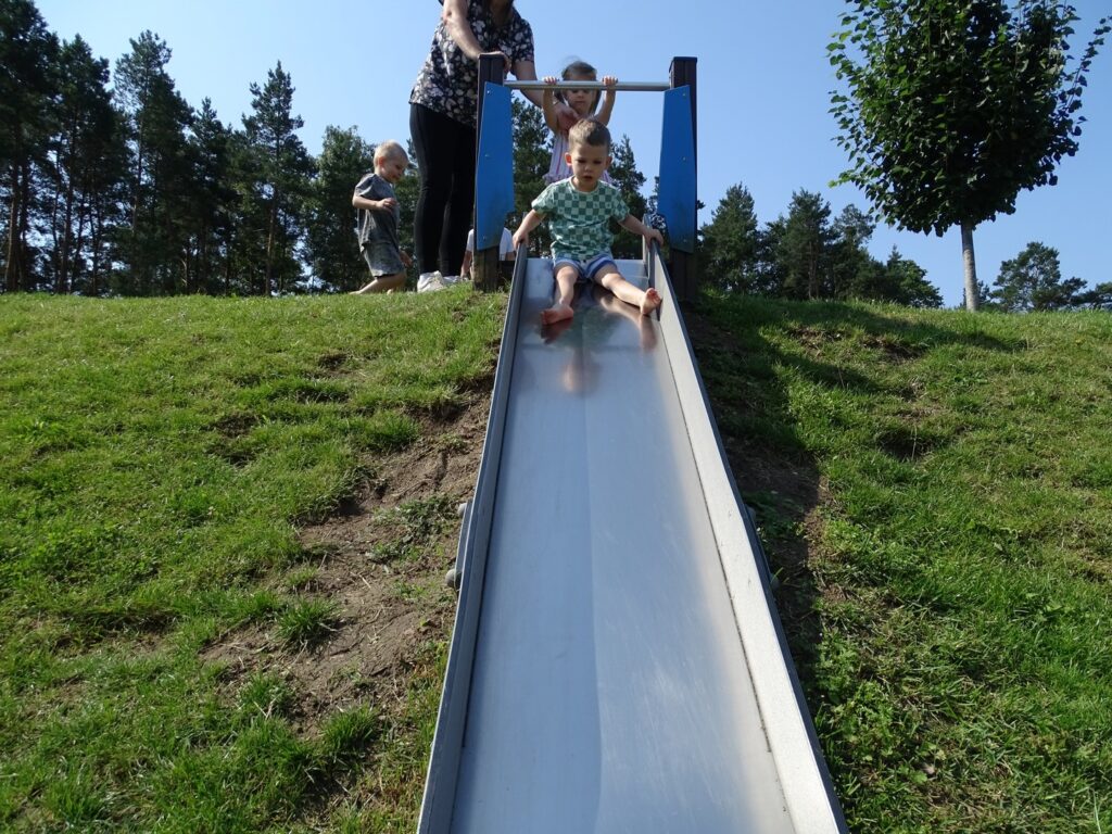 Wesoły czas na zjeżdżalni