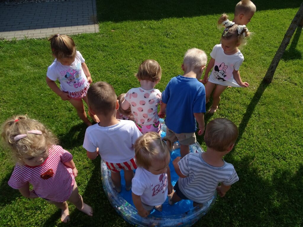 Dzieci stoją w basenie