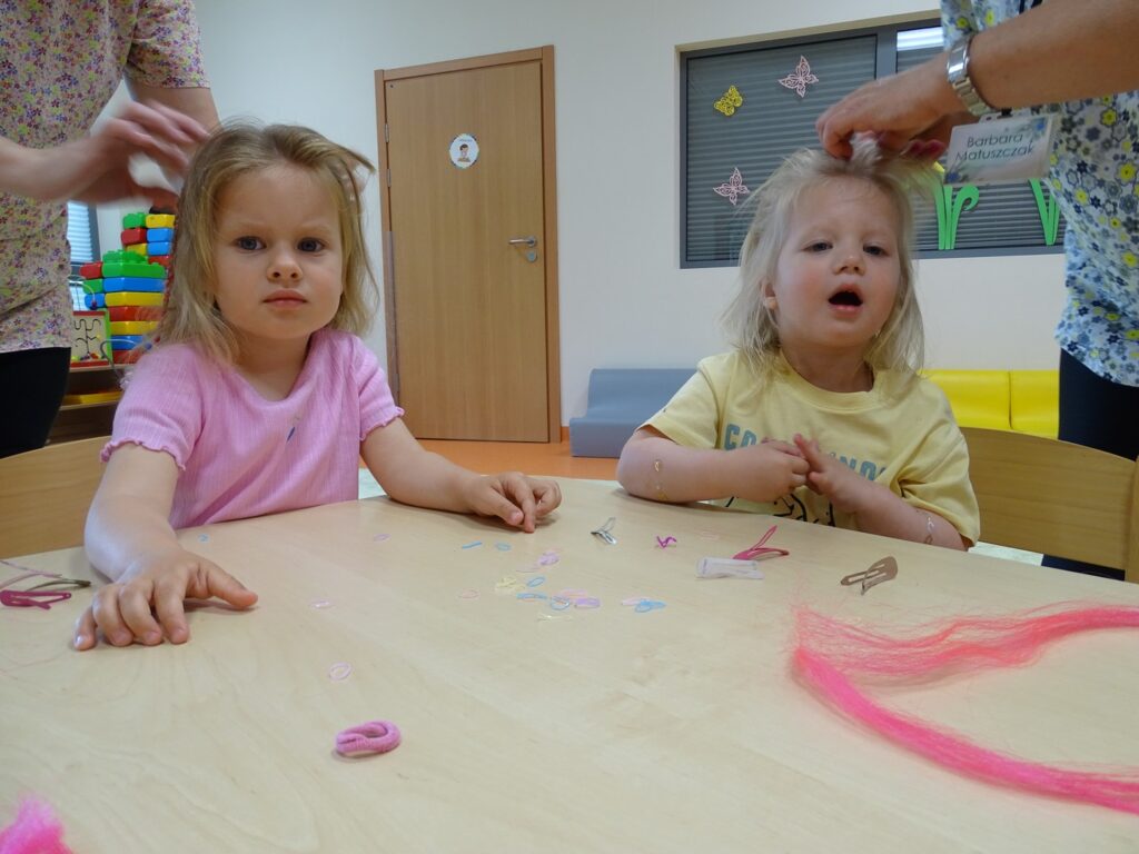 Dziewczynki mają zaplatane warkoczyki