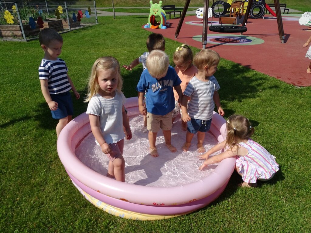 Dzieci w różowym basenie