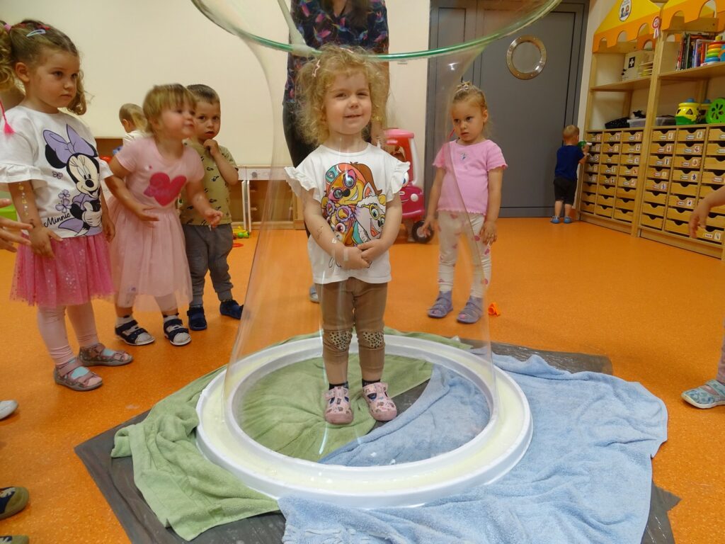 Dziewczynka w bańce