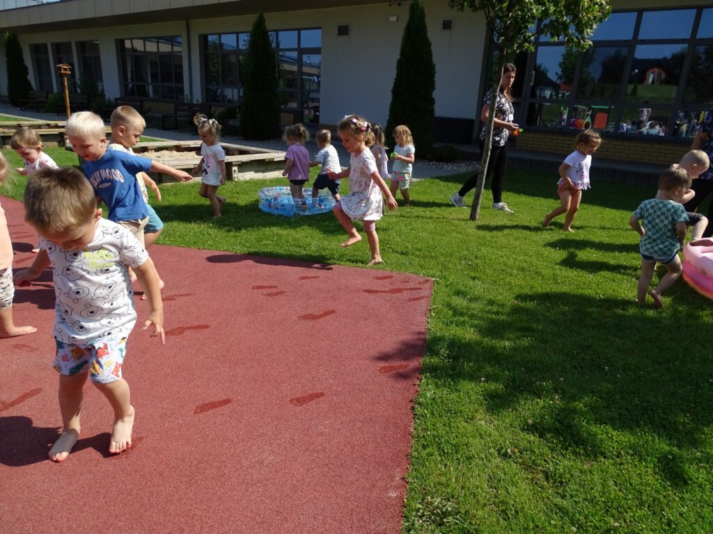 Dzieci robią mokre ślady