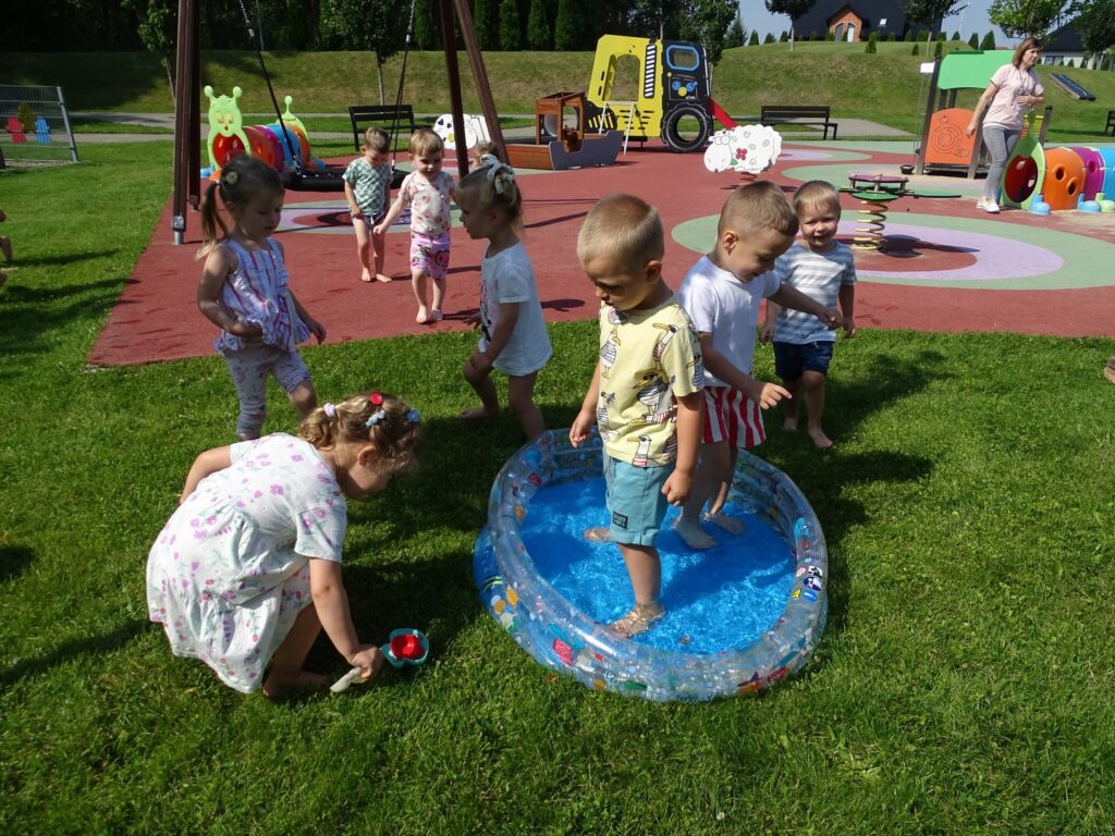 Chłopcy stoją w basenie