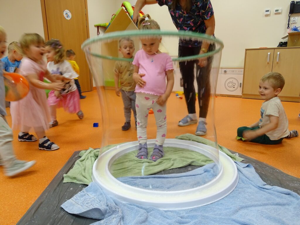 Dziewczynka w bańce