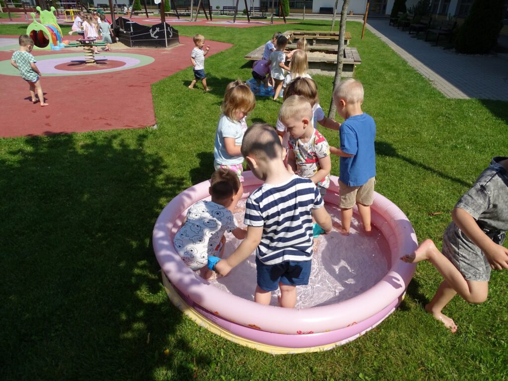 Dzieci bawią się w basenie