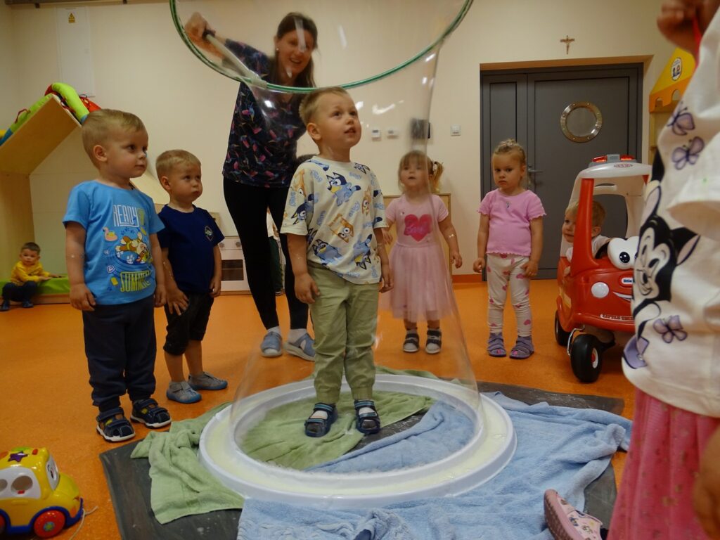 Opiekun robi duże bańki dla dzieci