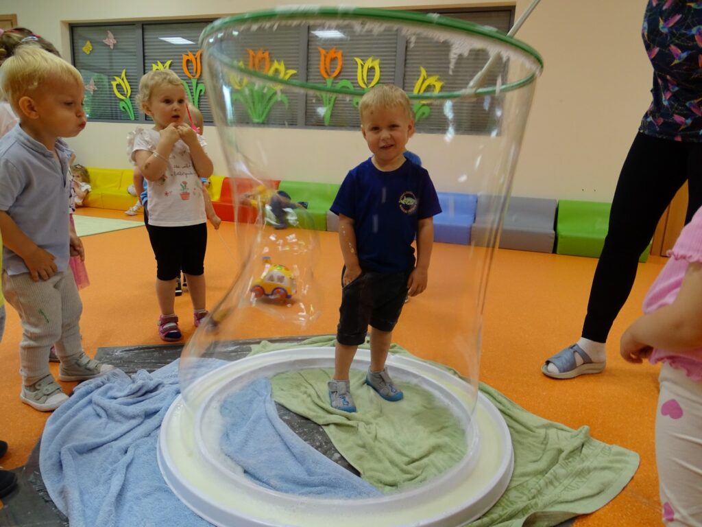 Uśmiechnięty chłopczyk w bańce