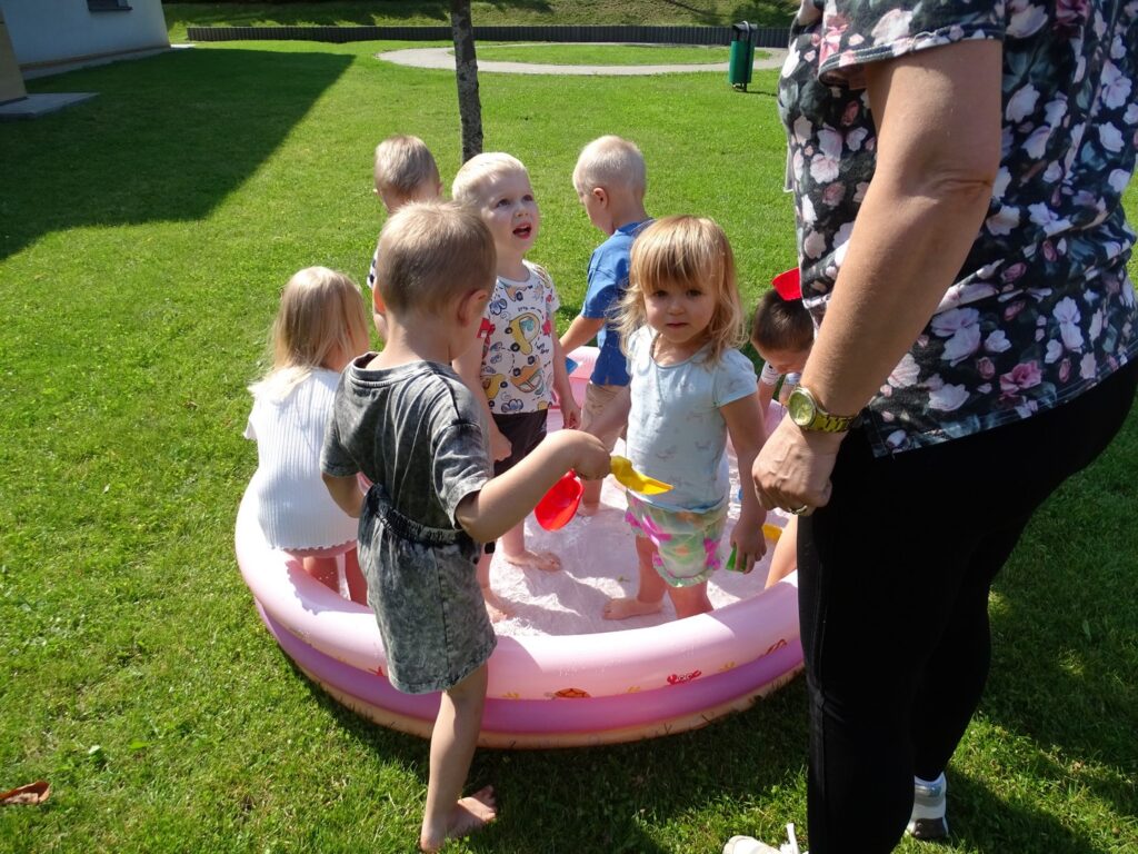 Wesoła zabawa wodą w basenie