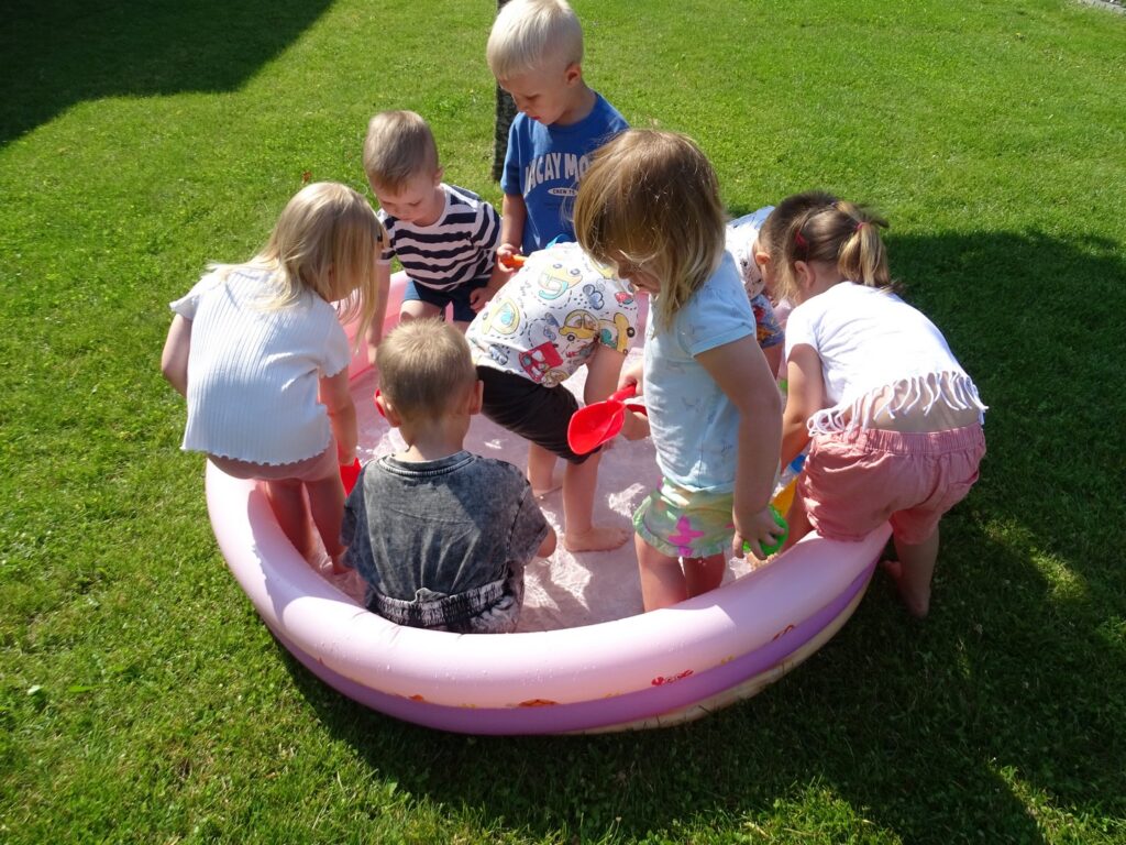 Dzieci siedzą w basenie