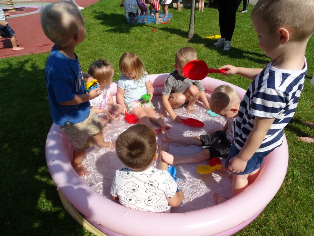 Dzieci siedzą w wodzie