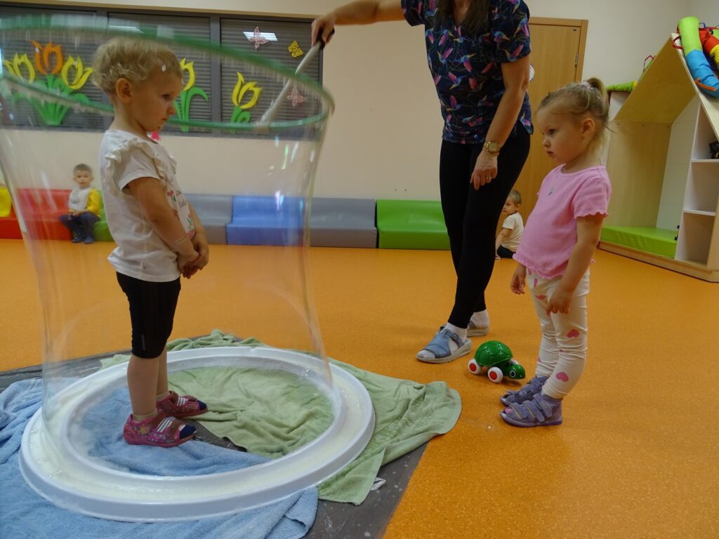 Dziewczynki i duża bańka