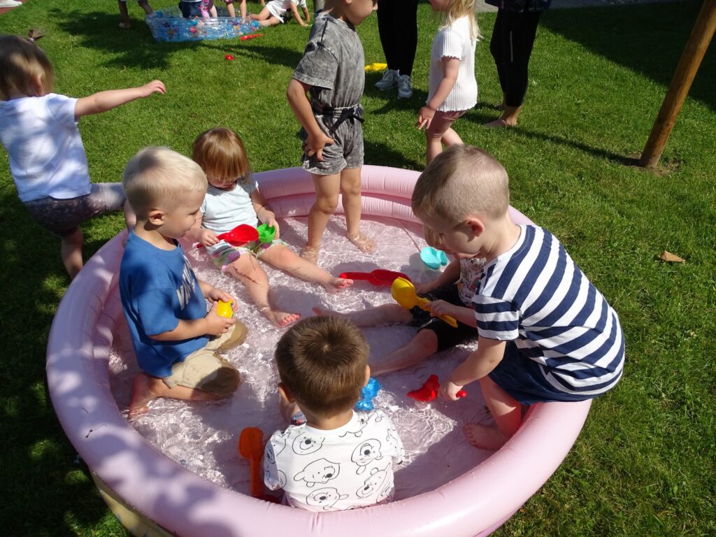 Dzieci bawią się w wodzie