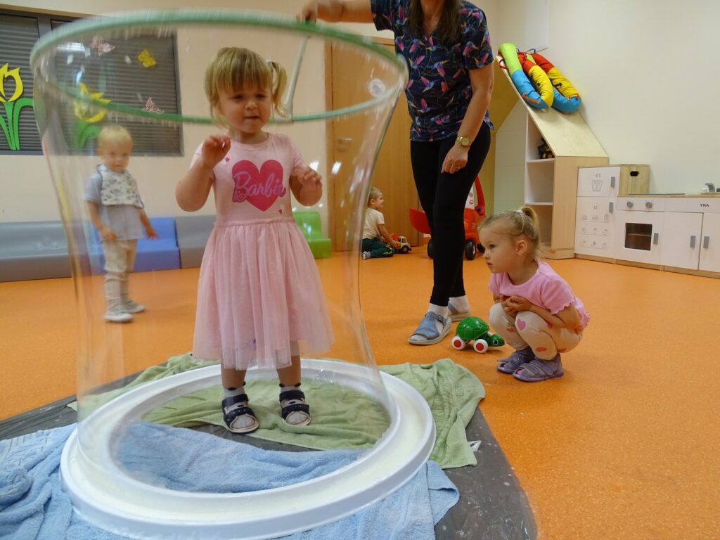 Dziewczynka stoi w bańce