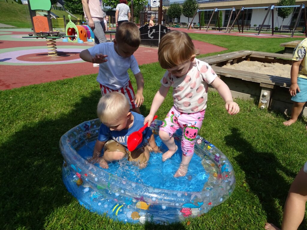 Dziewczynka wchodzi do basenu