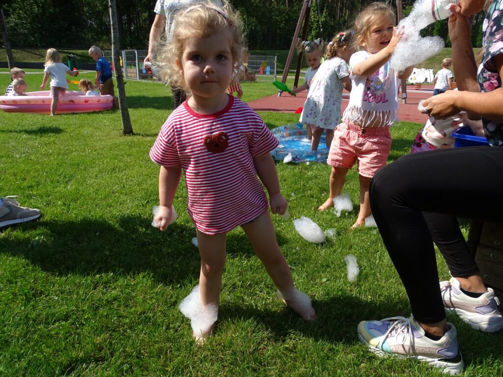 Dziewczynka z pianą na stopach