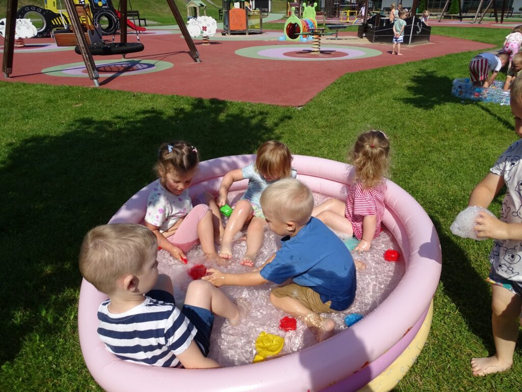 Dzieci bawią się w basenie