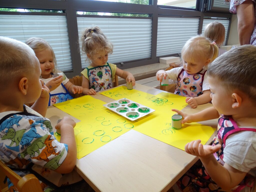 Dzieci wykonują pracę plastyczną