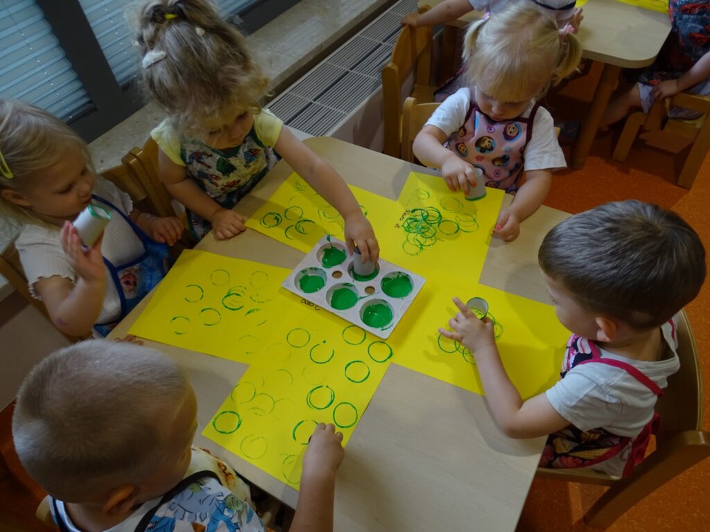 Dzieci używają zielonej farby
