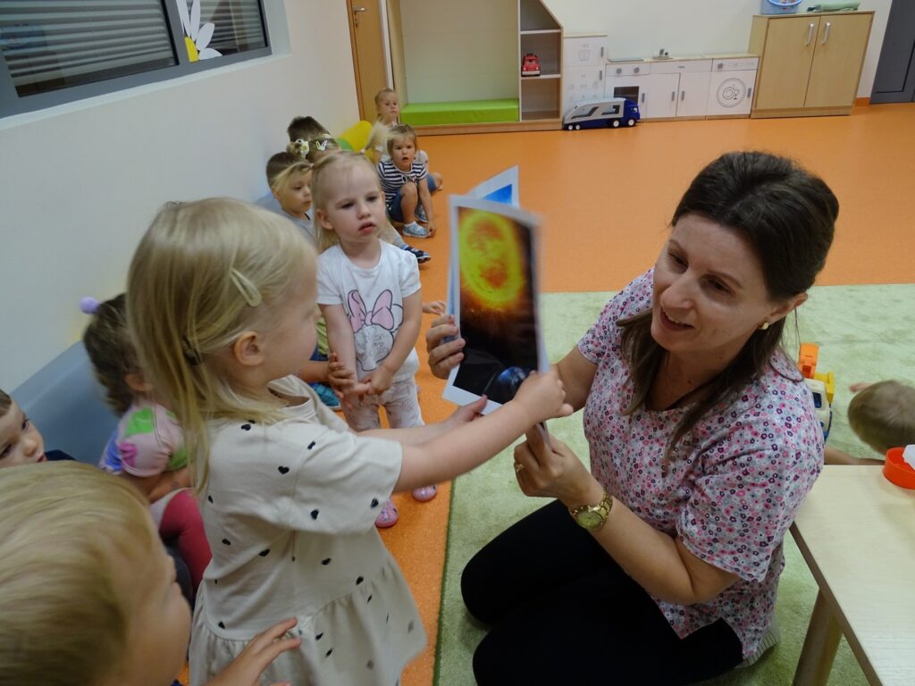 Dziewczynka dostała obrazek