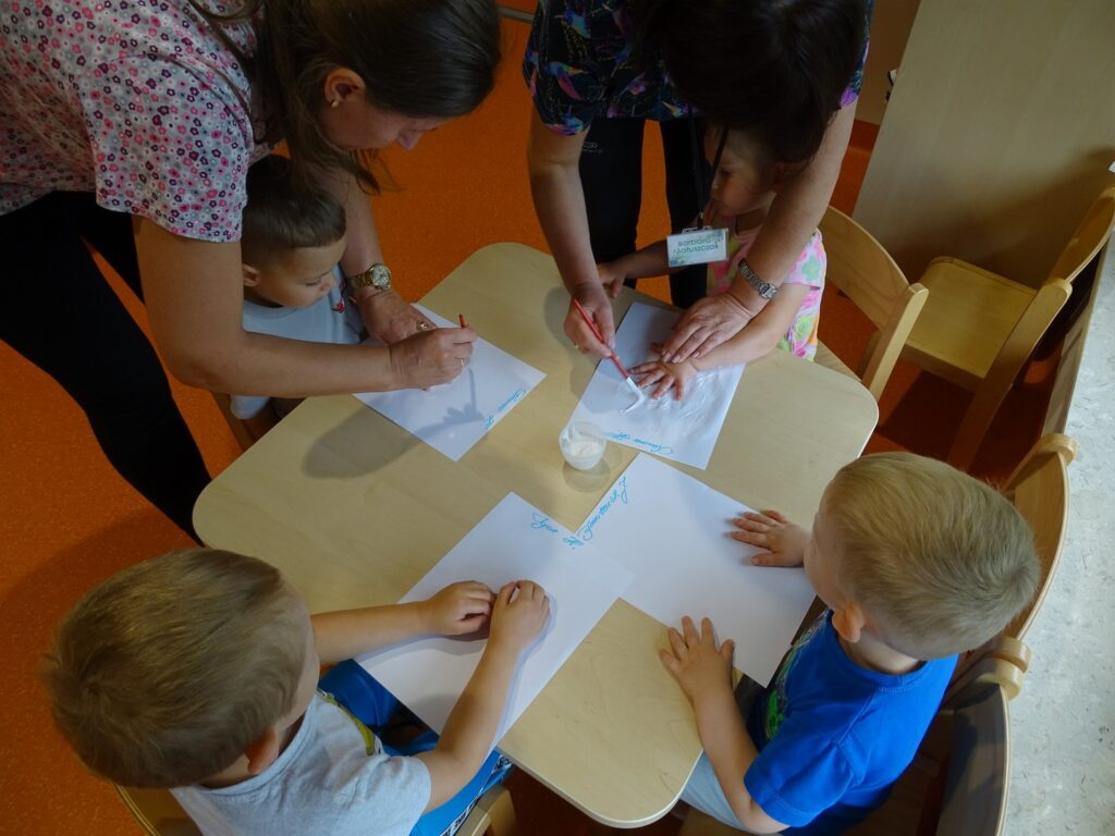 Opiekunowie pomagają dzieciom