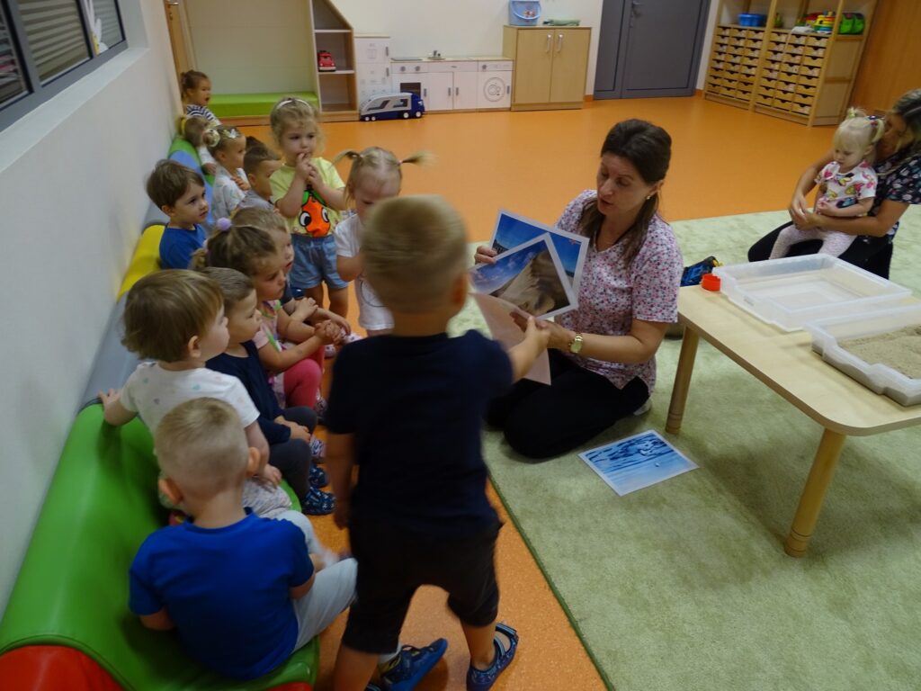 Opiekun rozdaje karty pracy