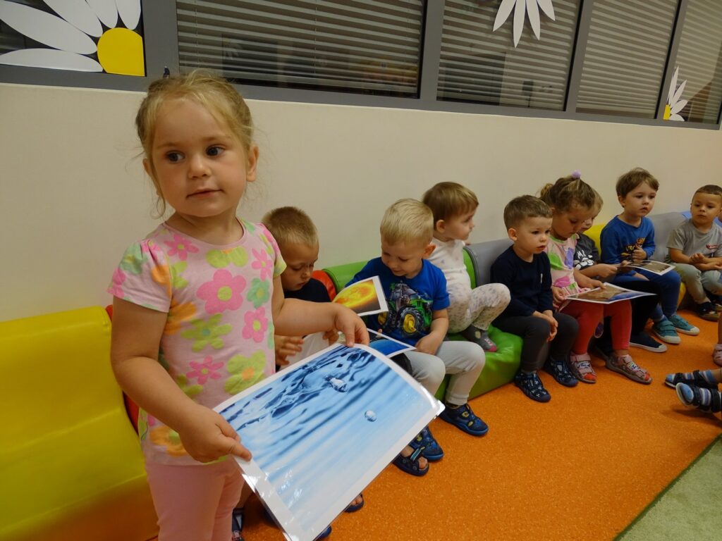 Dziewczynka trzyma obrazek