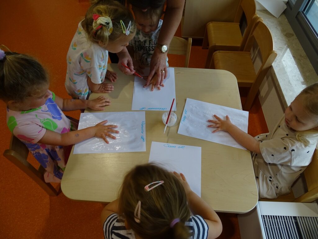 Dzieci pracują przy stoliku