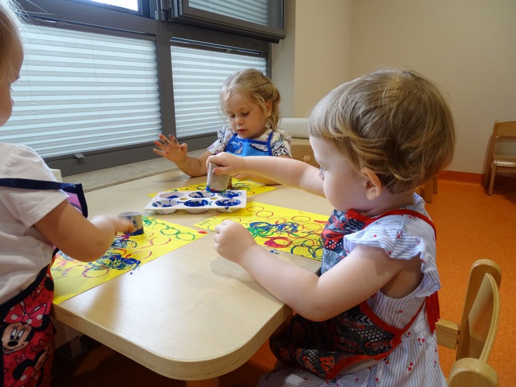 Dziewczynka używa niebieskiej farby