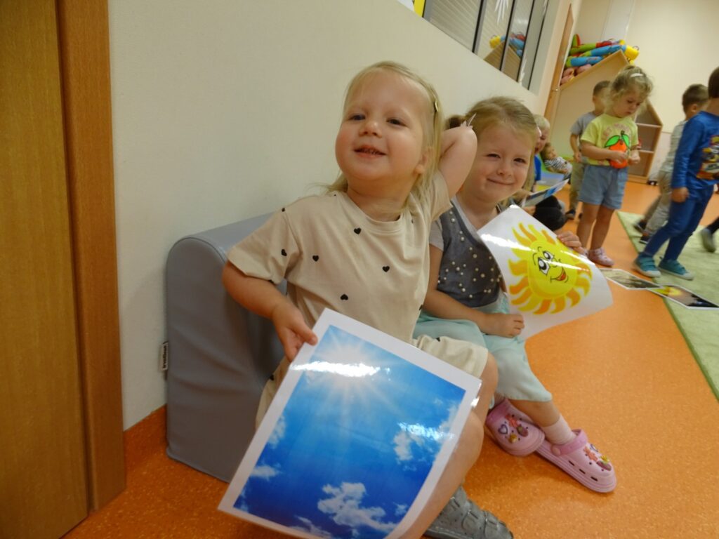 Dziewczynki uśmiechają się