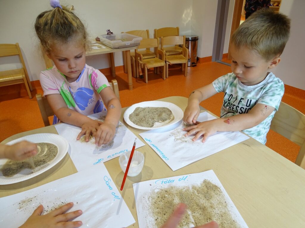 Dzieci wykonują pracę plastyczną